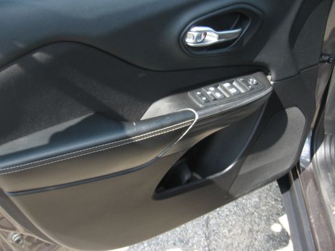 Used 2014 Jeep Cherokee 4WD Latitude image 8