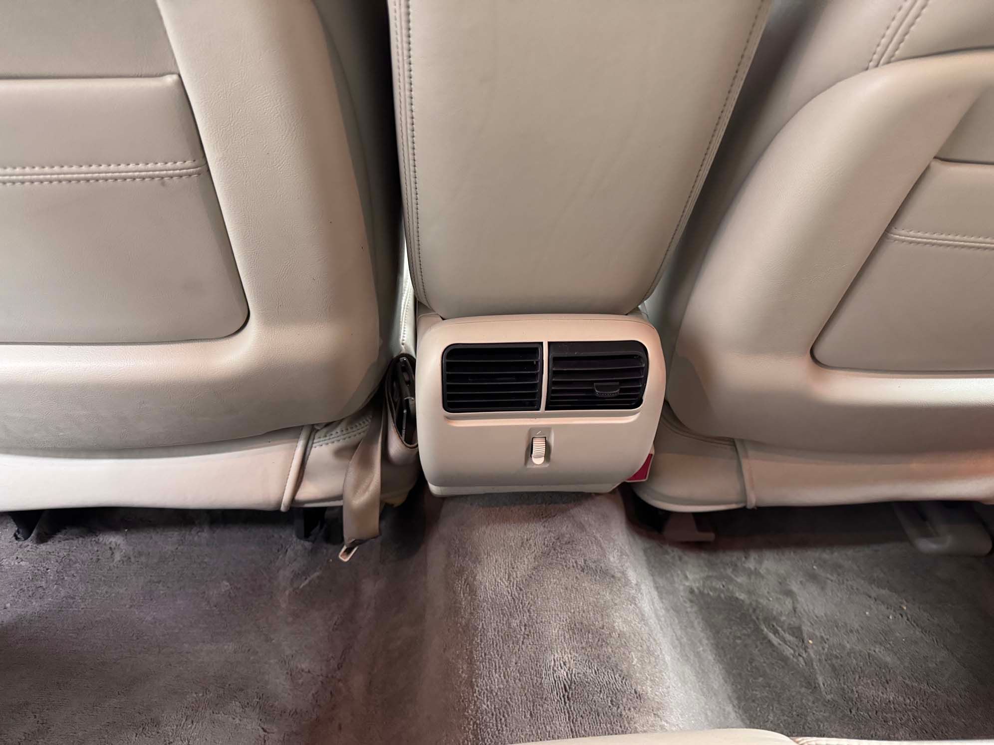 Used 2004 Lincoln Town Car Ultimate RWD image 11
