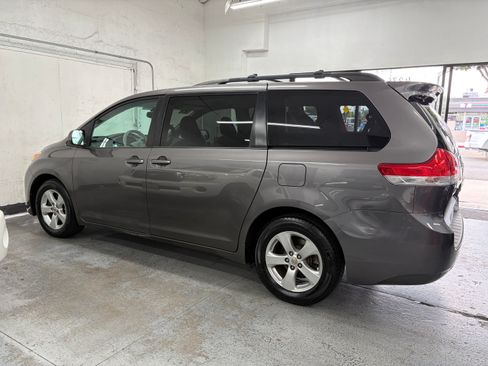 Used 2012 Toyota Sienna LE FWD image 3