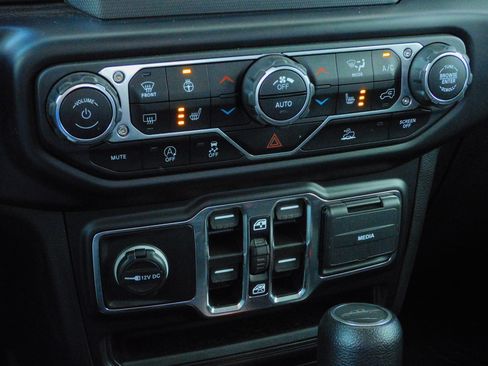Used 2021 Jeep Gladiator Willys AWD/4WD image 8