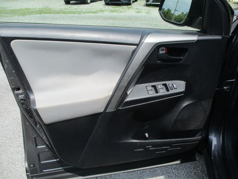Used 2014 Toyota RAV4 AWD LE image 18