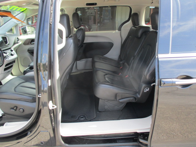 Used 2018 Chrysler Pacifica Touring-L FWD image 19