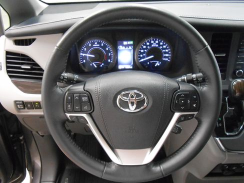 Used 2019 Toyota Sienna XLE Premium FWD image 8