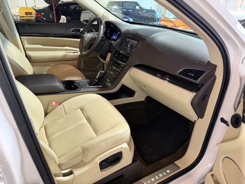 Used 2019 Lincoln MKT AWD image 8