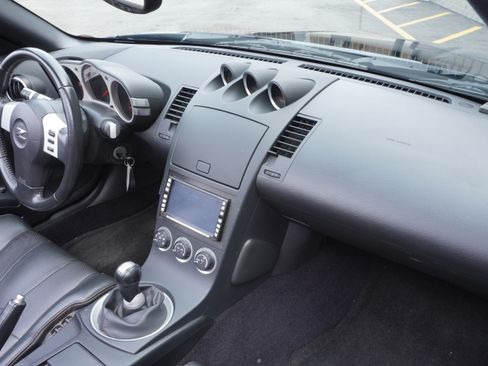 Used 2005 Nissan 350Z Roadster RWD image 16