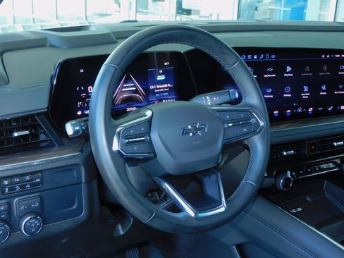 Used 2025 Chevrolet Suburban 4WD Z71 image 19