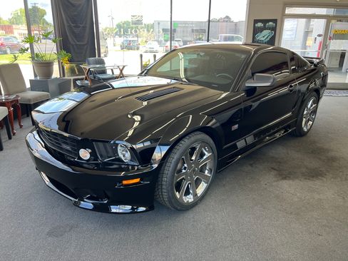 Used 2006 Ford Mustang GT Deluxe RWD image 1