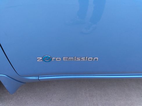 Used 2011 Nissan Leaf SL image 32