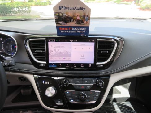 Used 2024 Chrysler Pacifica Touring-L FWD image 26