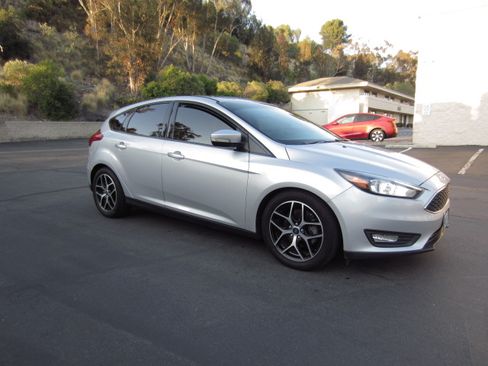 Used 2018 Ford Focus SEL Hatchback FWD image 1