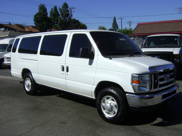 Used 2009 Ford E-350 and Econoline 350 Extended Wagon Super Duty RWD image 3