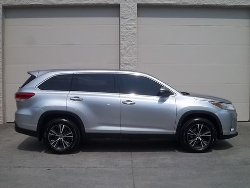 Used 2019 Toyota Highlander AWD V6 image 9