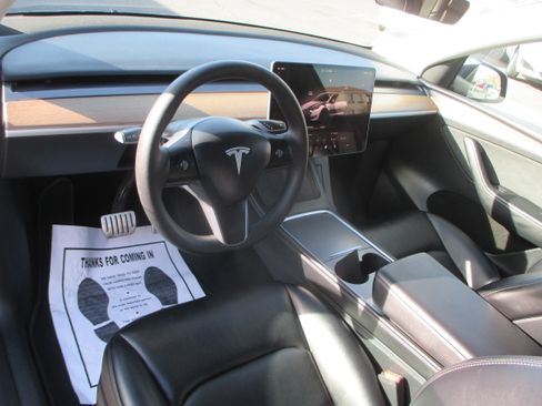 Used 2023 Tesla Model Y Performance image 7