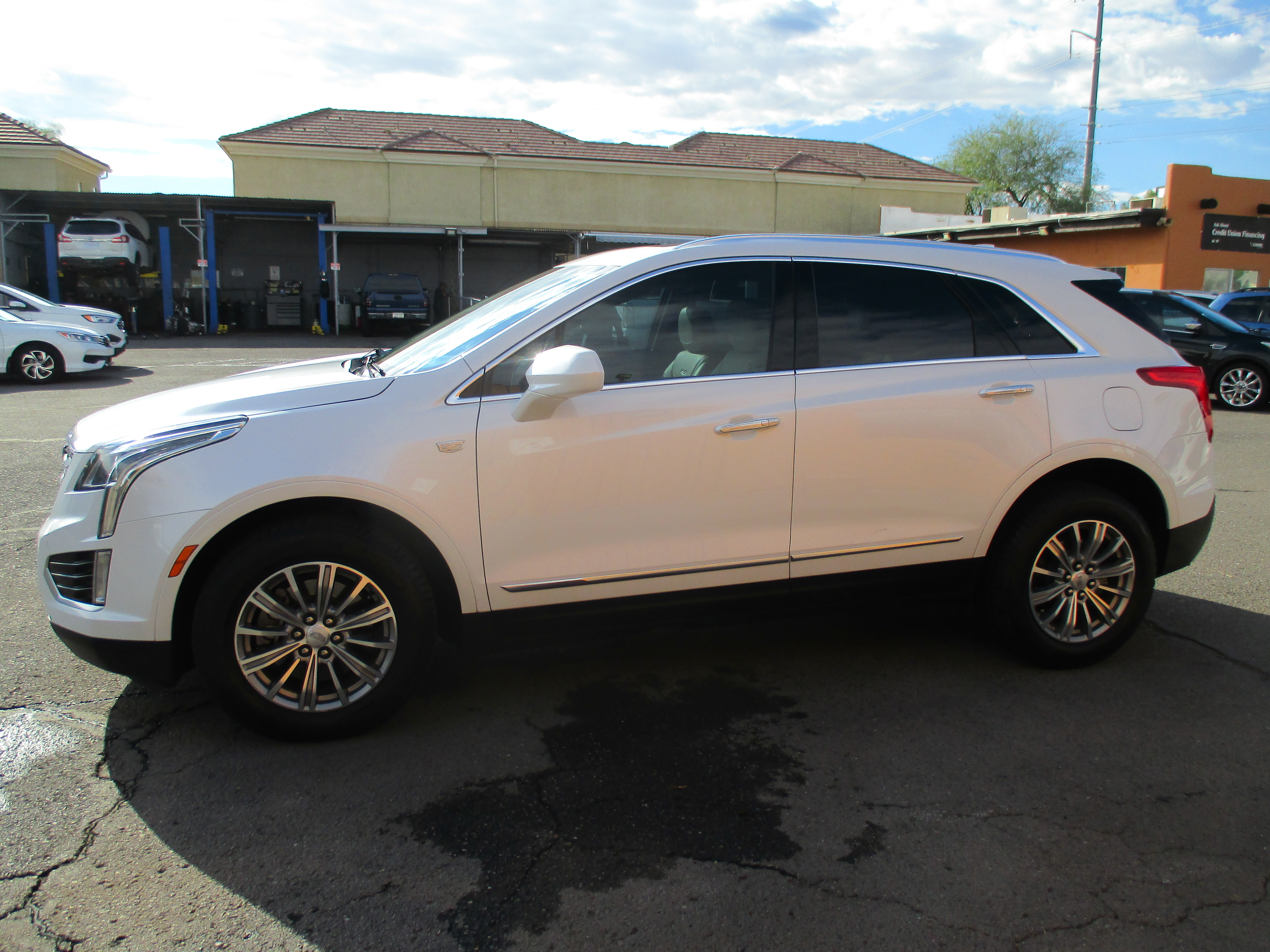 Used 2019 Cadillac XT5 Premium Luxury Sport Utility 4 FWD image 2