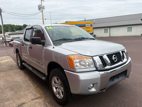 Used 2014 Nissan Titan 4x4 Crew Cab image 3