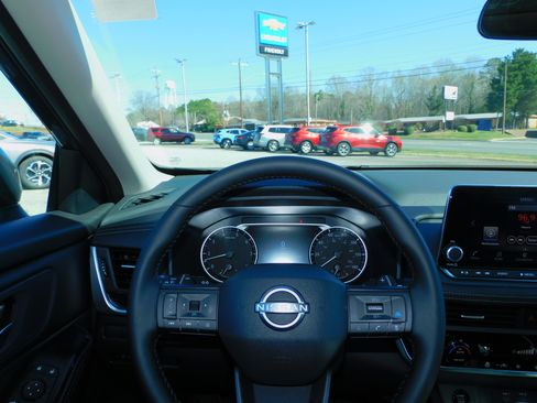 Used 2026 Nissan Rogue SV image 2