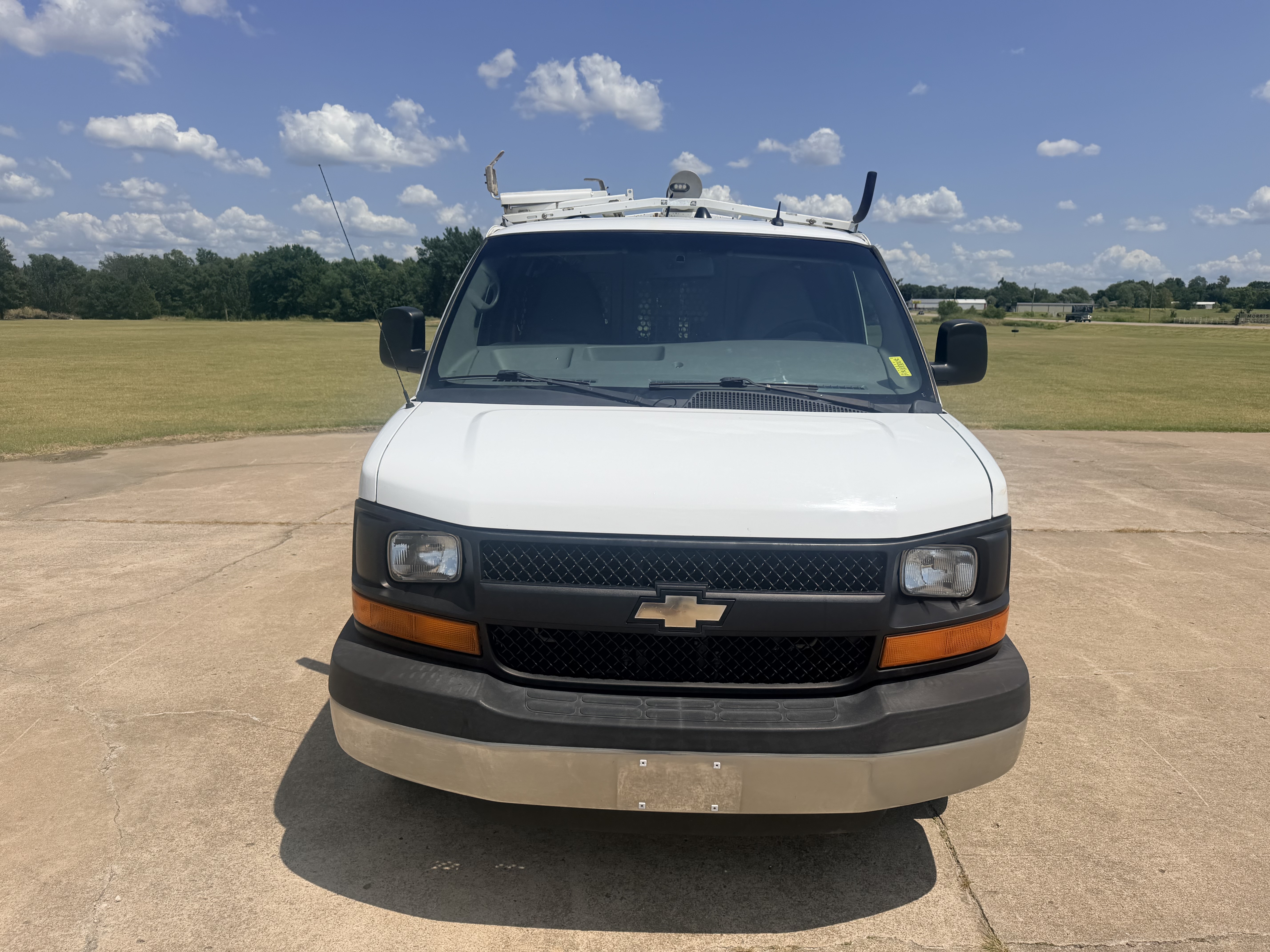 Used 2014 Chevrolet Express 2500 RWD image 2