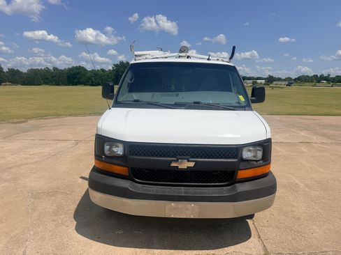 Used 2014 Chevrolet Express 2500 RWD image 2