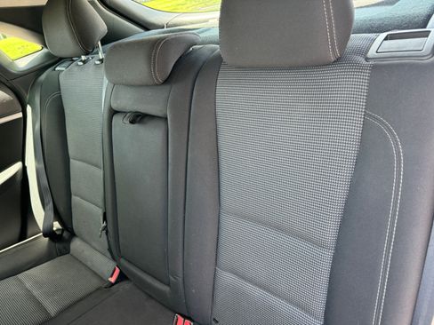 Used 2017 Hyundai Elantra GT Hatchback FWD image 11