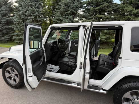 Used 2017 Jeep Wrangler 4WD Unlimited Sahara image 10