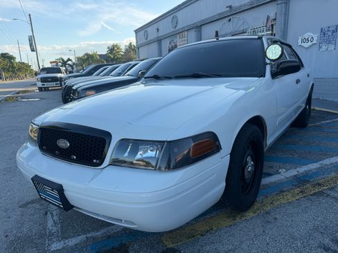 Used 2010 Ford Crown Victoria Police Interceptor image 4