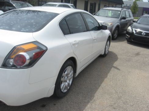 Used 2011 Nissan Altima Sedan FWD image 4