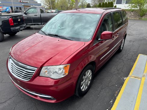 Used 2014 Chrysler Town & Country Touring FWD image 3
