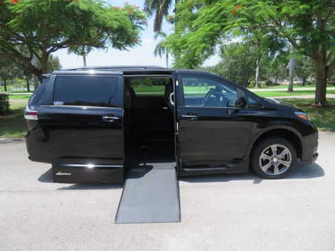 Used 2017 Toyota Sienna SE FWD image 21