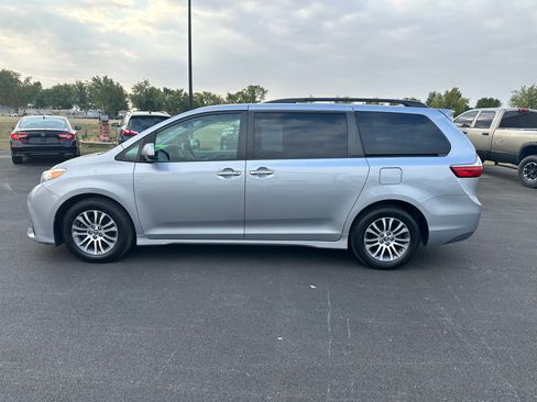 Used 2018 Toyota Sienna XLE 8-Passenger FWD image 4
