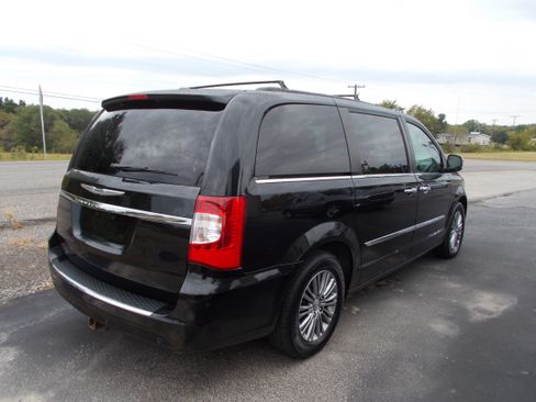 Used 2014 Chrysler Town & Country Touring-L image 5