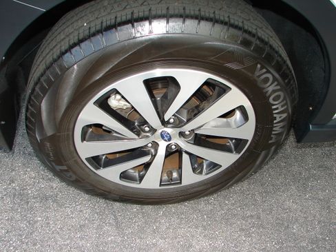 Used 2025 Subaru Outback Premium image 9