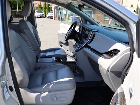 Used 2020 Toyota Sienna XLE AWD image 16