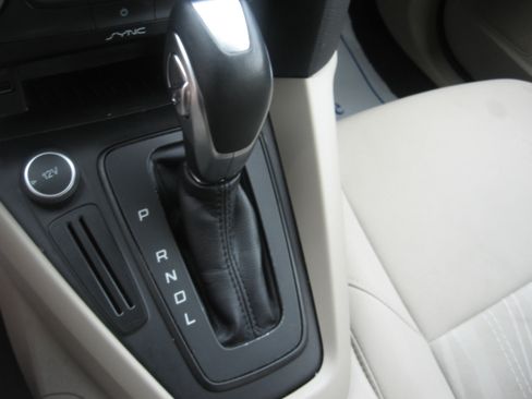 Used 2015 Ford Focus SE Sedan FWD image 12