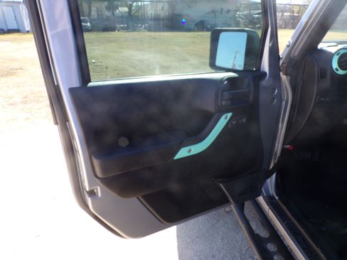 Used 2016 Jeep Wrangler Unlimited Rubicon image 7