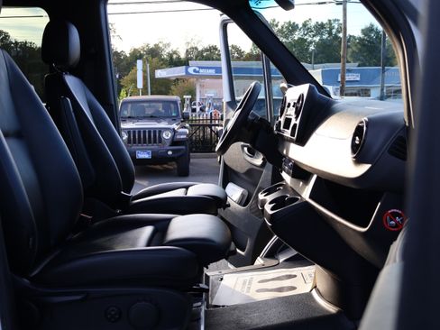 Used 2019 Mercedes-Benz Sprinter 2500 image 11