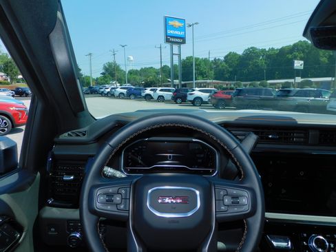 Used 2025 GMC Sierra 2500 4x4 Crew Cab AT4 image 2