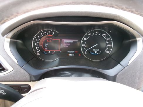 Used 2015 Lincoln MKZ image 9