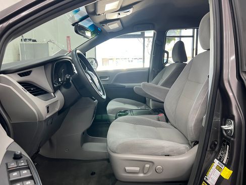 Used 2017 Toyota Sienna LE image 11