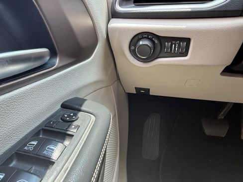 Used 2020 Chrysler Voyager LXi image 24