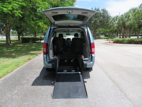 Used 2010 Chrysler Town & Country Touring FWD image 28