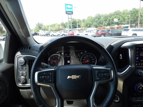 Used 2021 Chevrolet Silverado 1500 4x4 Crew Cab LTZ image 2