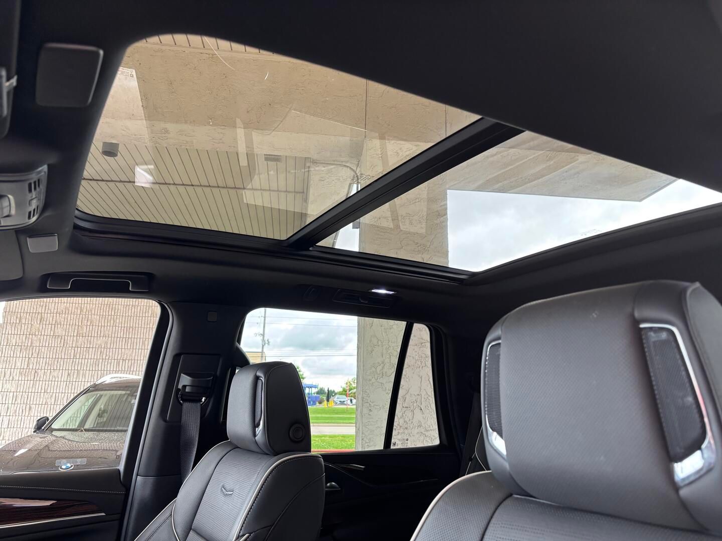 Used 2024 Cadillac Escalade 4WD Premium Luxury image 11
