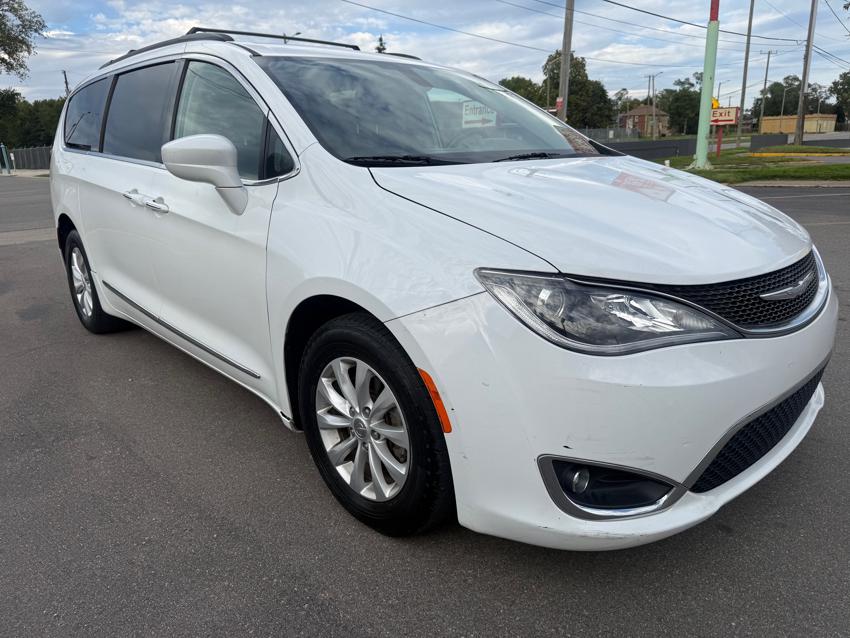 Used 2017 Chrysler Pacifica Touring-L FWD image 1