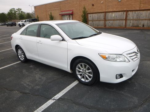 Used 2011 Toyota Camry XLE image 4