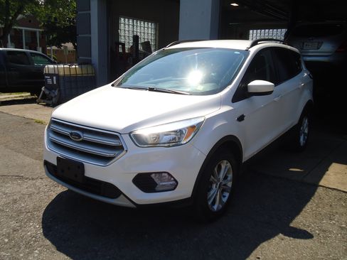 Used 2018 Ford Escape 4WD SE image 2