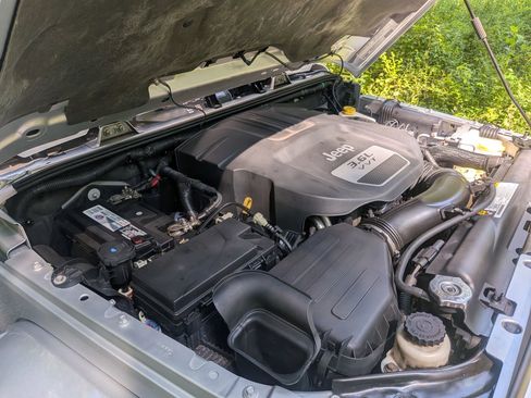 Used 2012 Jeep Wrangler Sahara image 17