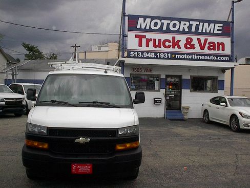 Used 2018 Chevrolet Express 2500 image 2
