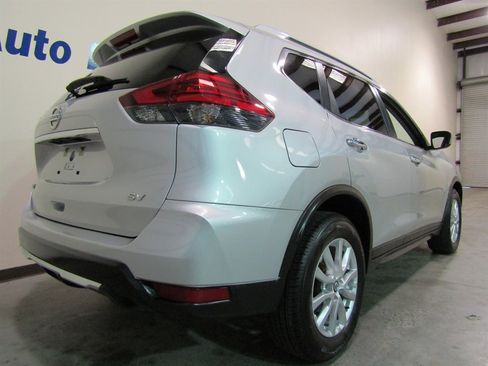 Used 2017 Nissan Rogue SV image 5