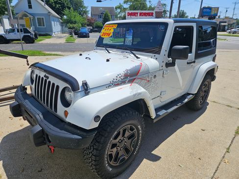 Used 2016 Jeep Wrangler 4WD Sahara image 3