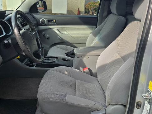 Used 2011 Toyota Tacoma Off-Road image 32